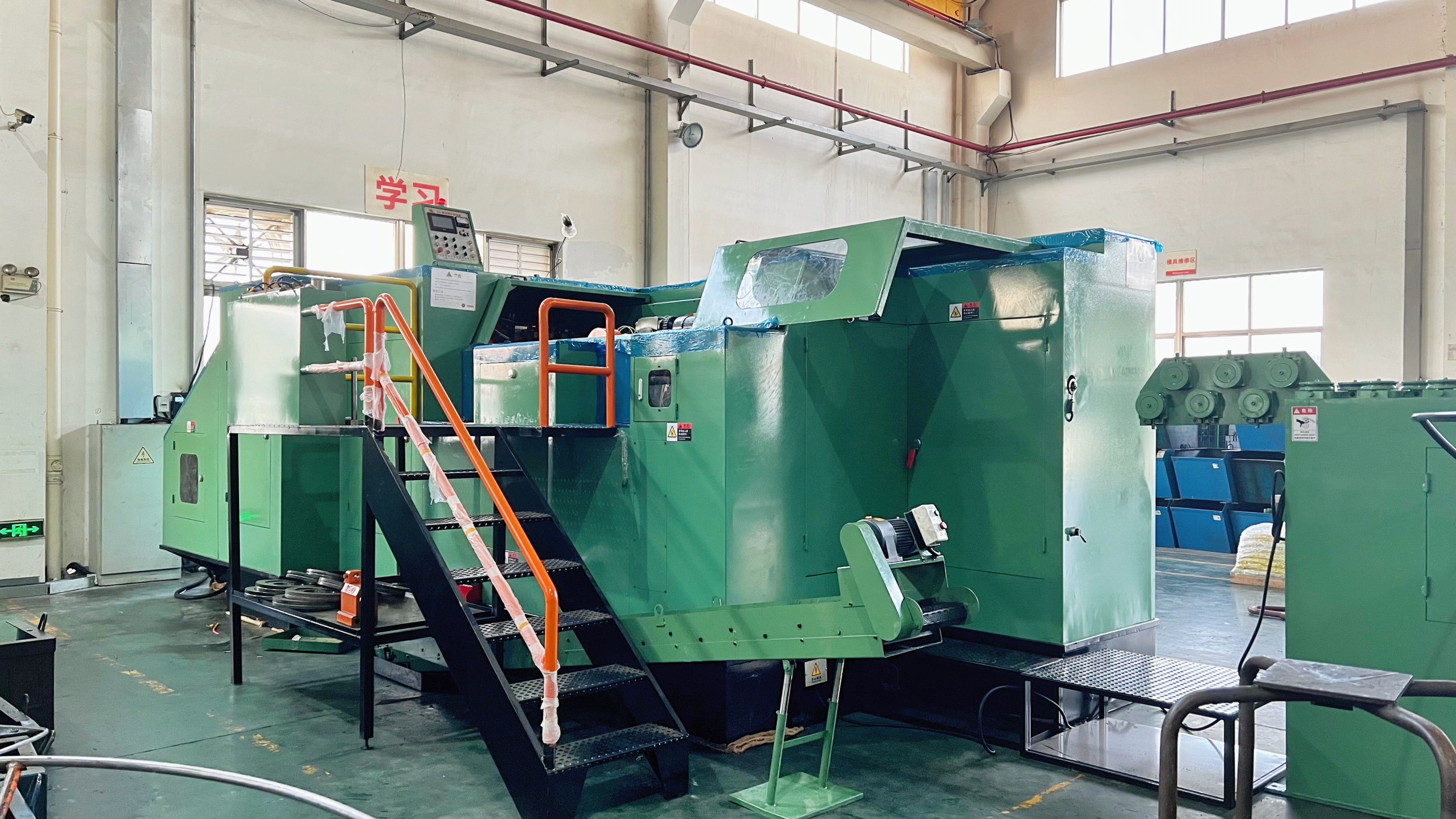 ترقية أدواتنا وإتقان حرفتنا: تقدم Jinsixi ماكينة الرؤوس الباردة 24B لإنتاج مثبتات كبيرة الحجم